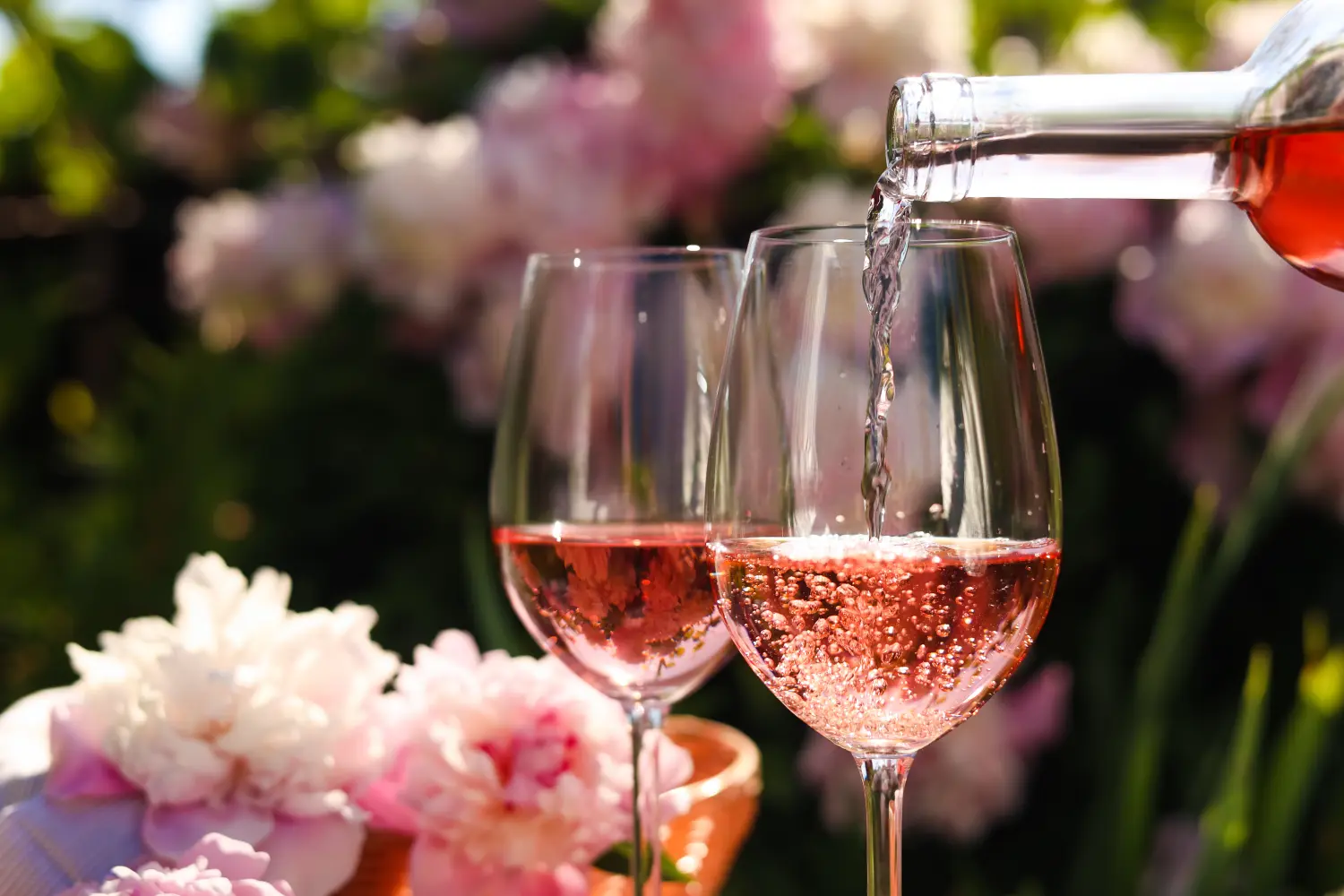 Festlich gedeckter Tisch mit Wein und Blumen